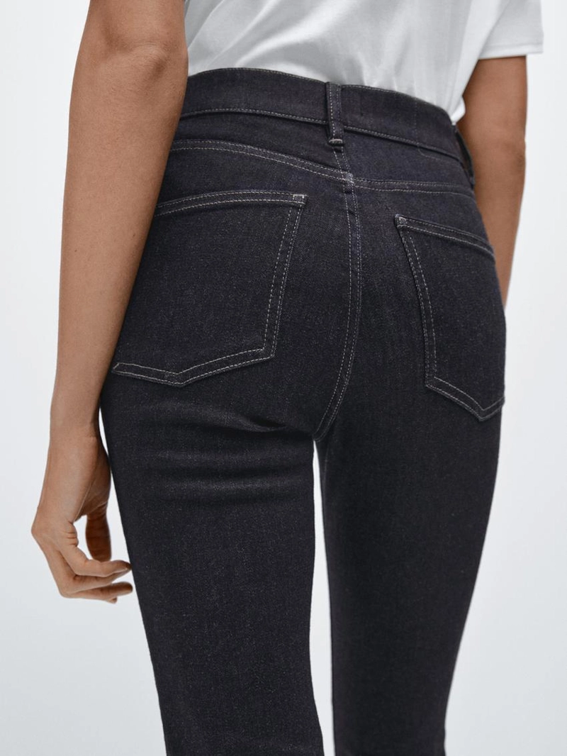 Джинсы с узкими брючинами и широким подолом на высокой талии