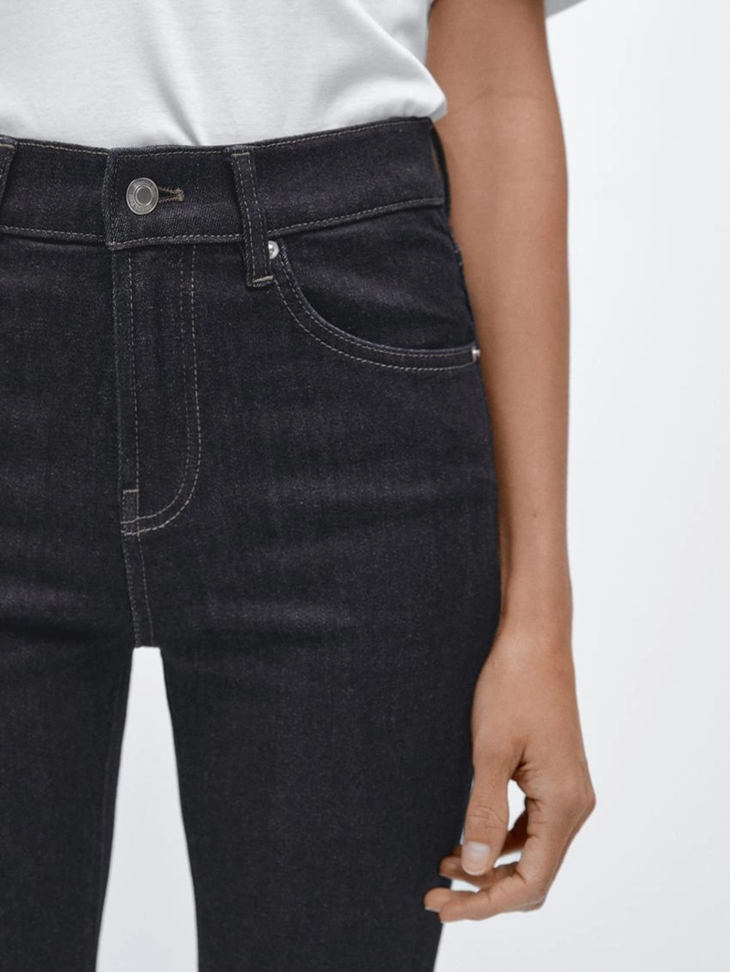 Джинсы с узкими брючинами и широким подолом на высокой талии