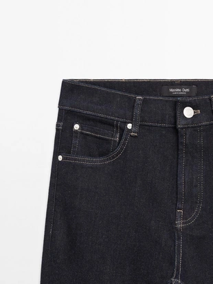 Джинсы с узкими брючинами и широким подолом на высокой талии- Заказать в России