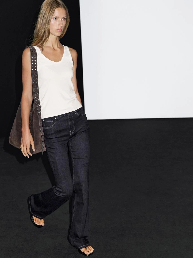 Джинсы с узкими брючинами и широким подолом на высокой талии