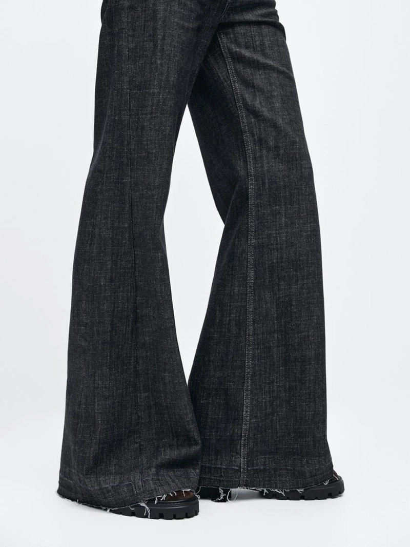 Джинсы с высокой талией и расширенными брючинами