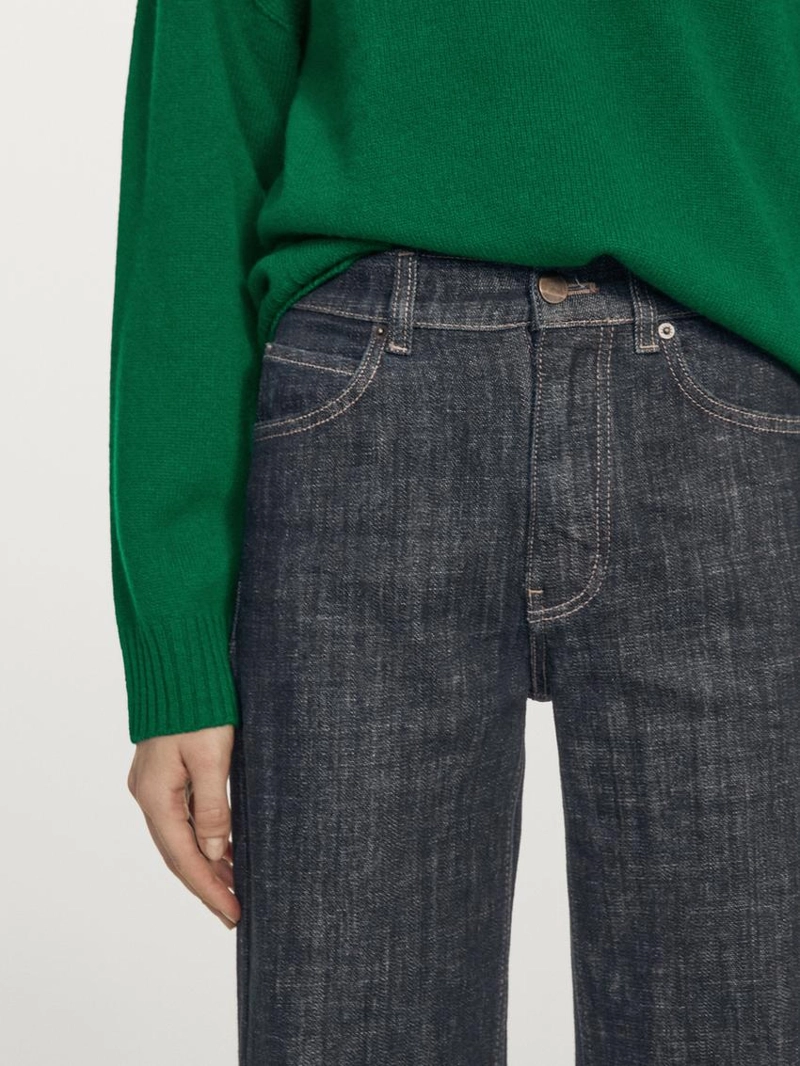 Джинсы с высокой талией и расширенными брючинами