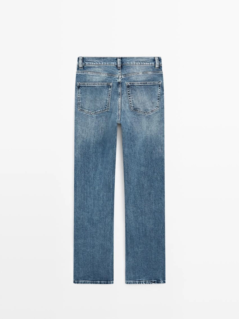 Джинсы с узкими брючинами и расклешенным подолом