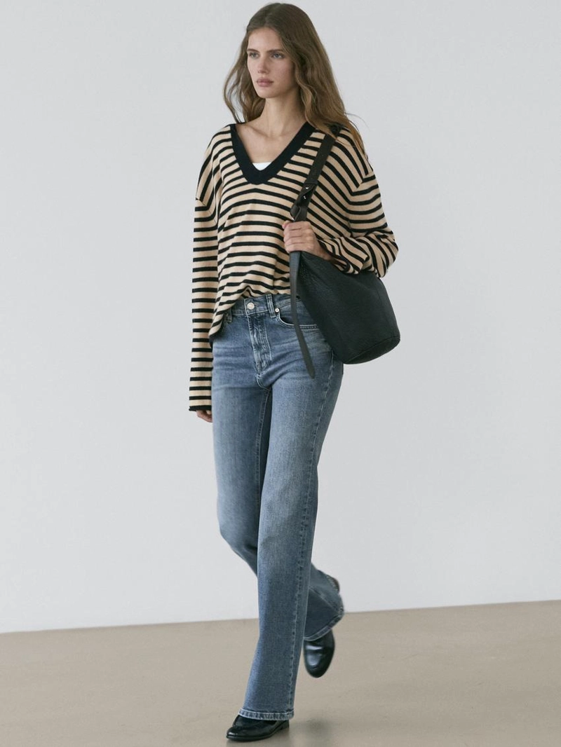 Джинсы с узкими брючинами и расклешенным подолом