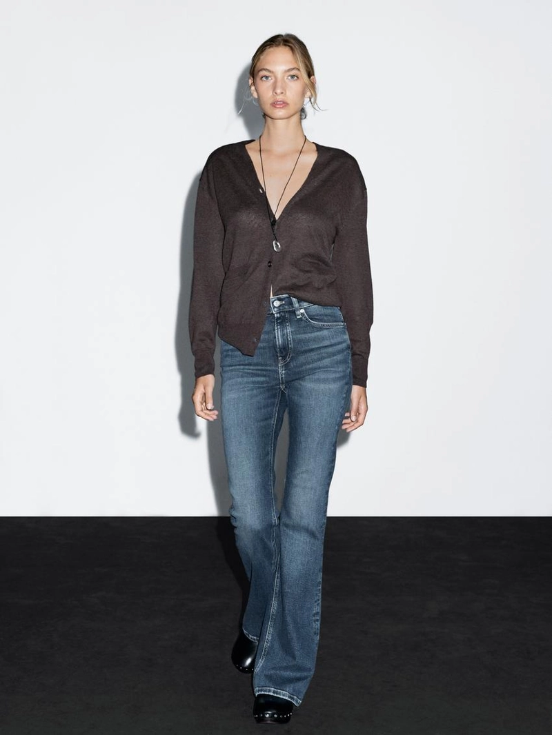 Джинсы с завышенной талией и узкими штанинами в стиле колокол