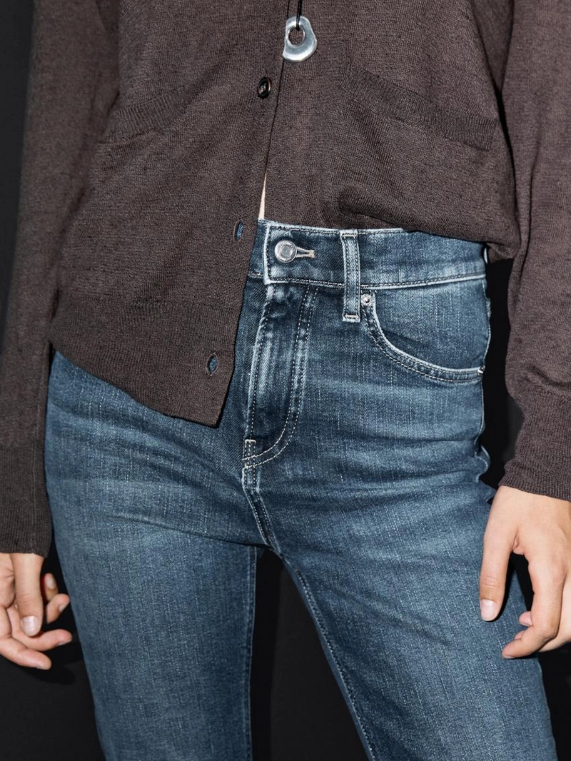 Джинсы с завышенной талией и узкими штанинами в стиле колокол