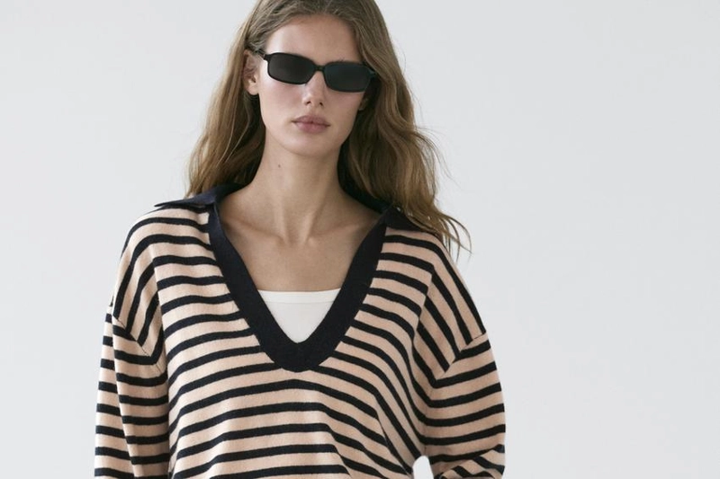 Водолазка с полосатым v-образным вырезом из вязаного полотна