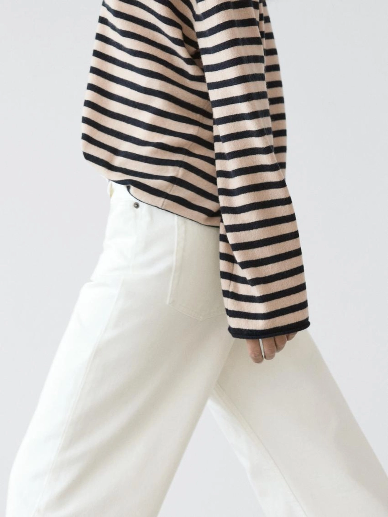 Водолазка с полосатым v-образным вырезом из вязаного полотна