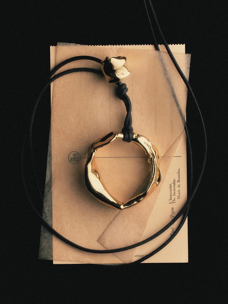 Кожаное ожерелье с неправильным элементом