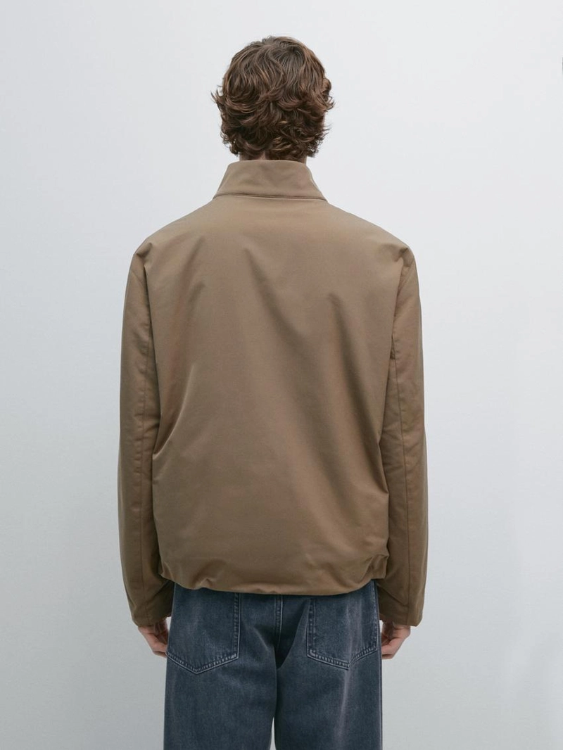 Пуховик с водоотталкивающим покрытием и высоким воротником