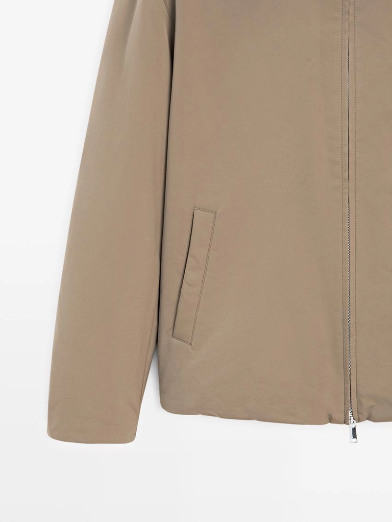 Пуховик с водоотталкивающим покрытием и высоким воротником