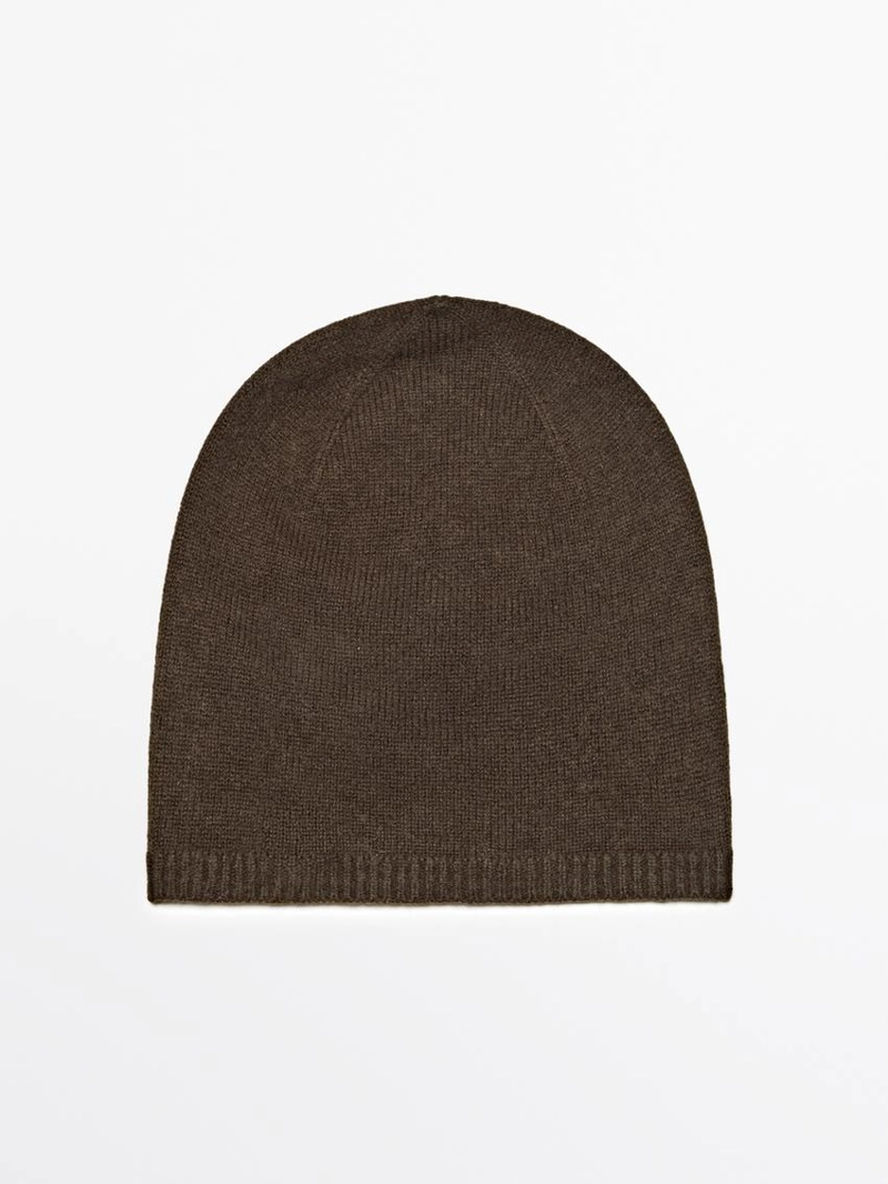 Тонкая вязаная шапка