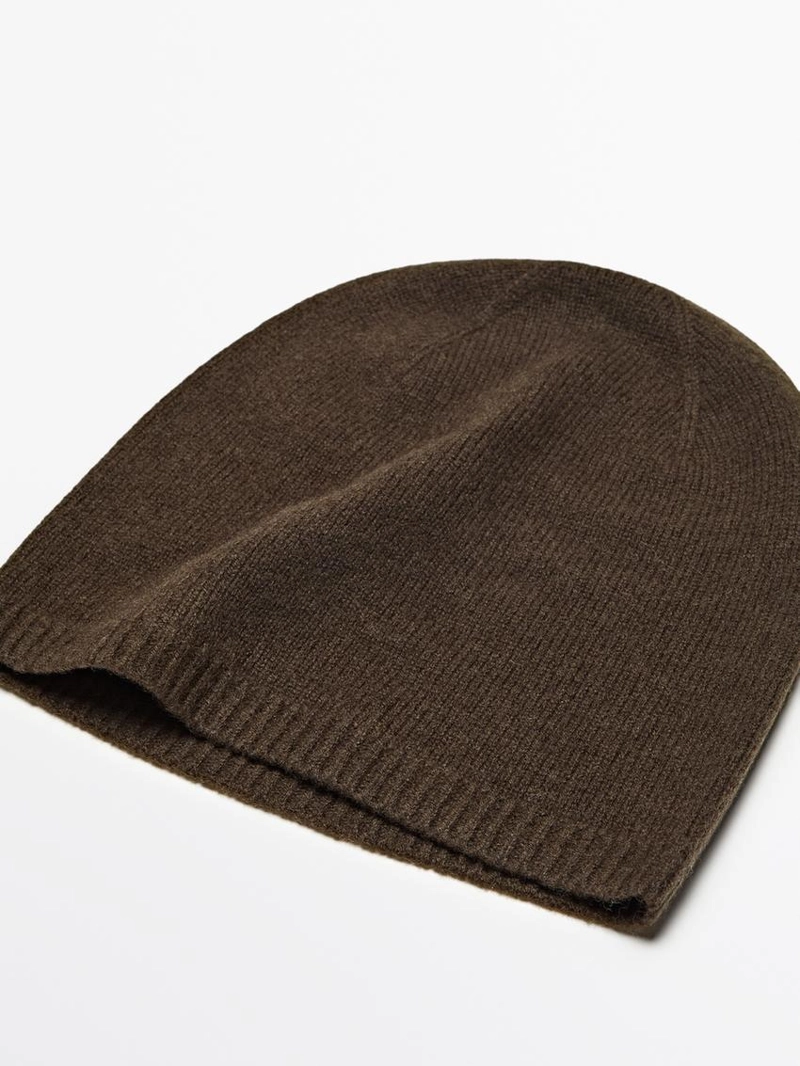 Тонкая вязаная шапка