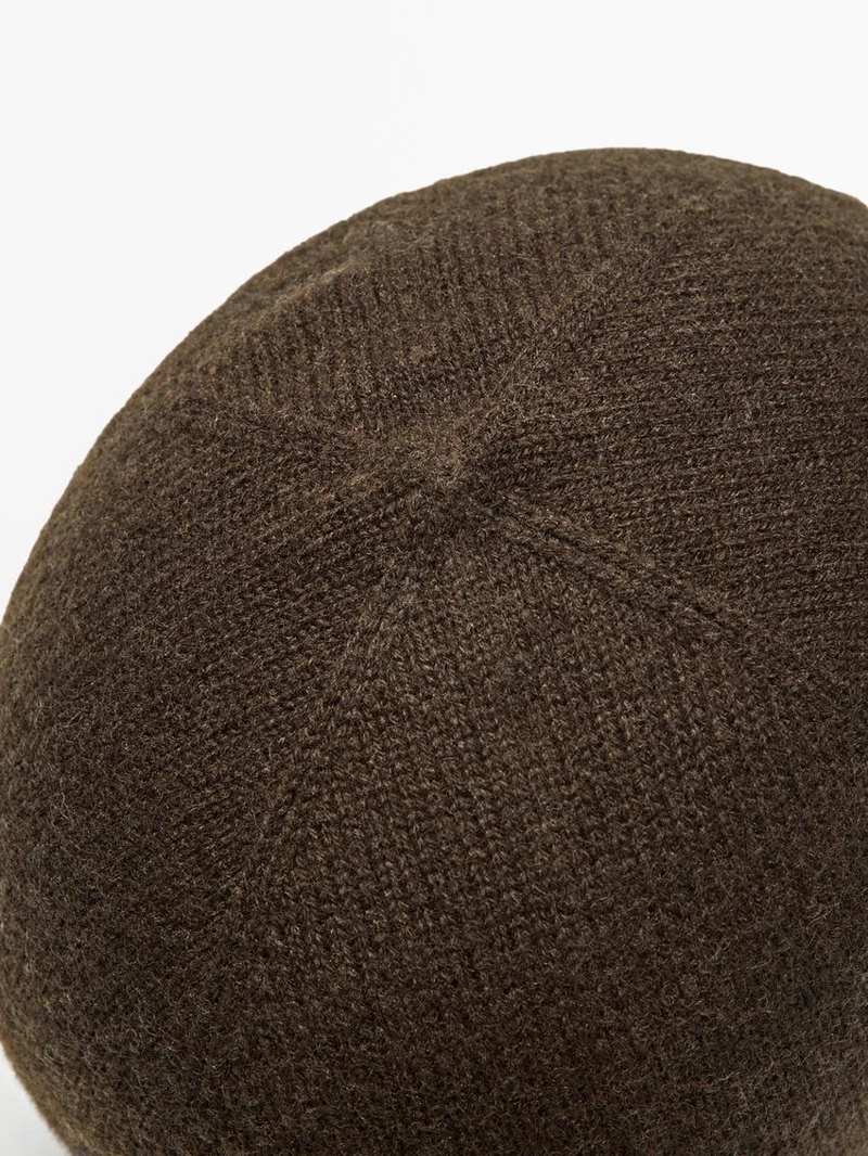 Тонкая вязаная шапка