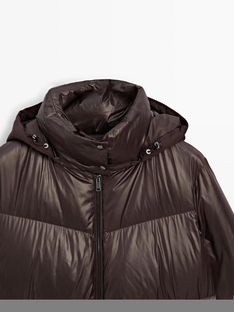 Глянцевый пуховик с водоотталкивающим покрытием и съемным капюшоном