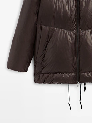 Глянцевый пуховик с водоотталкивающим покрытием и съемным капюшоном- Заказать в России