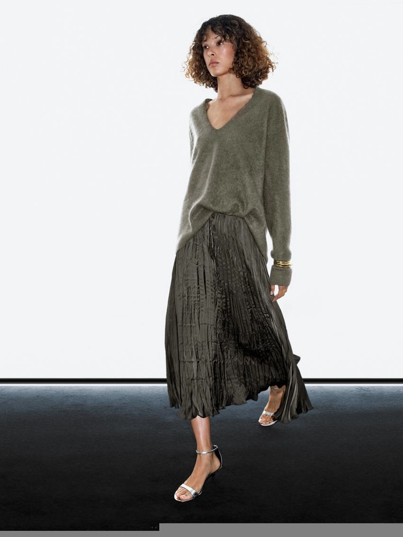 Длинная плавная плиссированная юбка