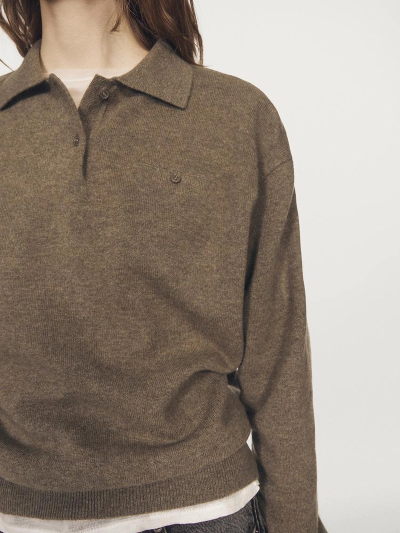 Трикотажный свитер-поло с карманом