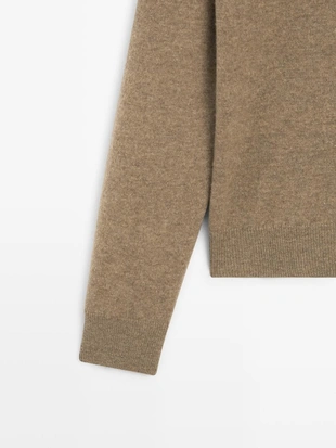 Трикотажный свитер-поло с карманом- Заказать в России