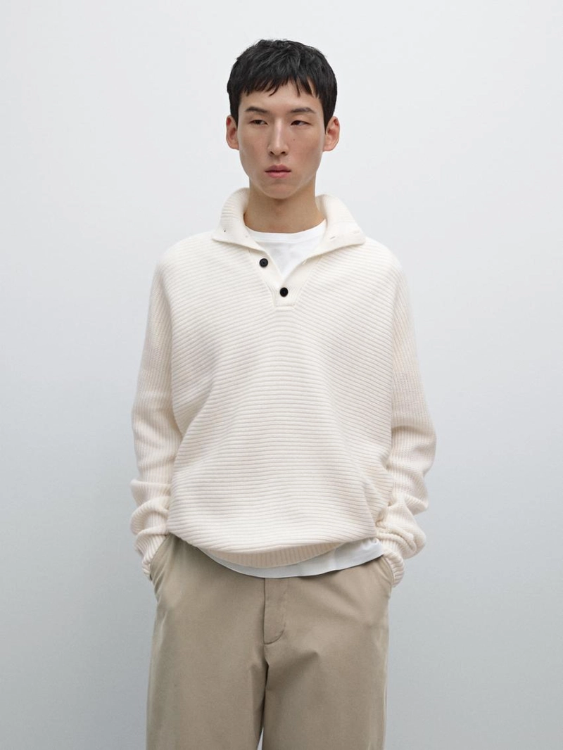 Вязанный свитер с воротником на пуговицах