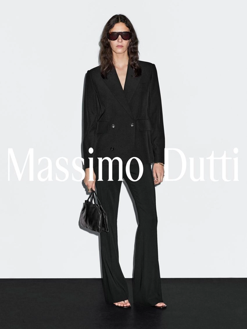 Брюки с расклешенными штанинами и карманом