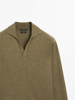 Водолазка-поло из 100% шерсти с V-образным вырезом- Заказать в России