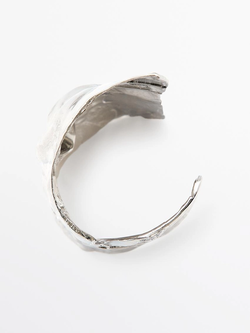 Браслет с нестандартной формой манжеты