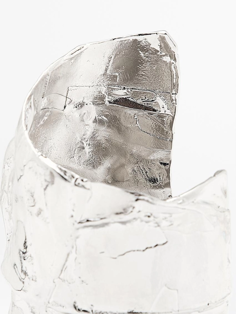 Браслет с нестандартной формой манжеты