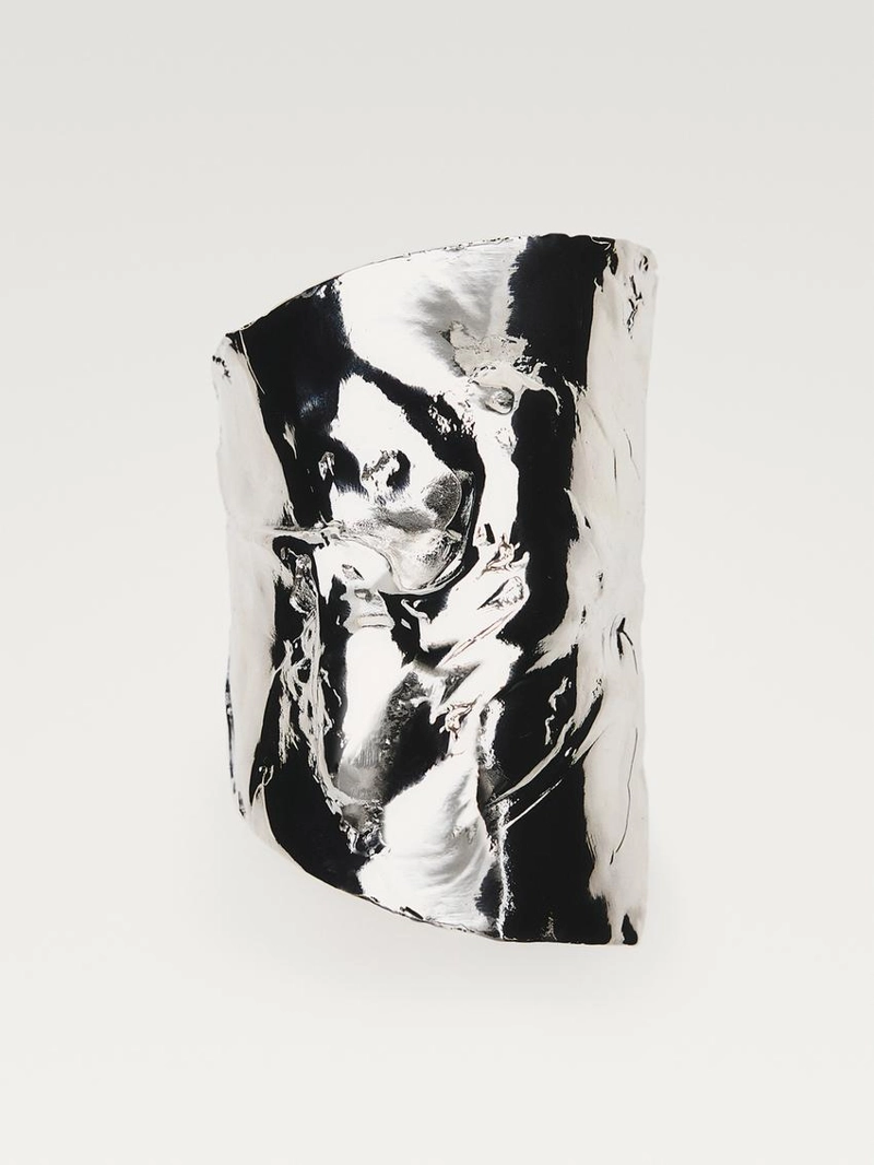 Браслет с нестандартной формой манжеты