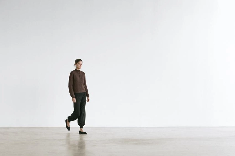 Свитер с высоким воротником из вязаного полотна на кнопках