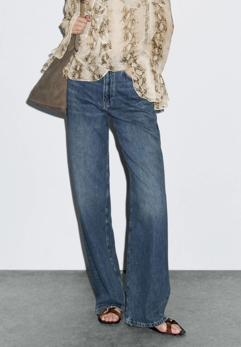 Джинсы с высокой талией и расклешенными штанинами