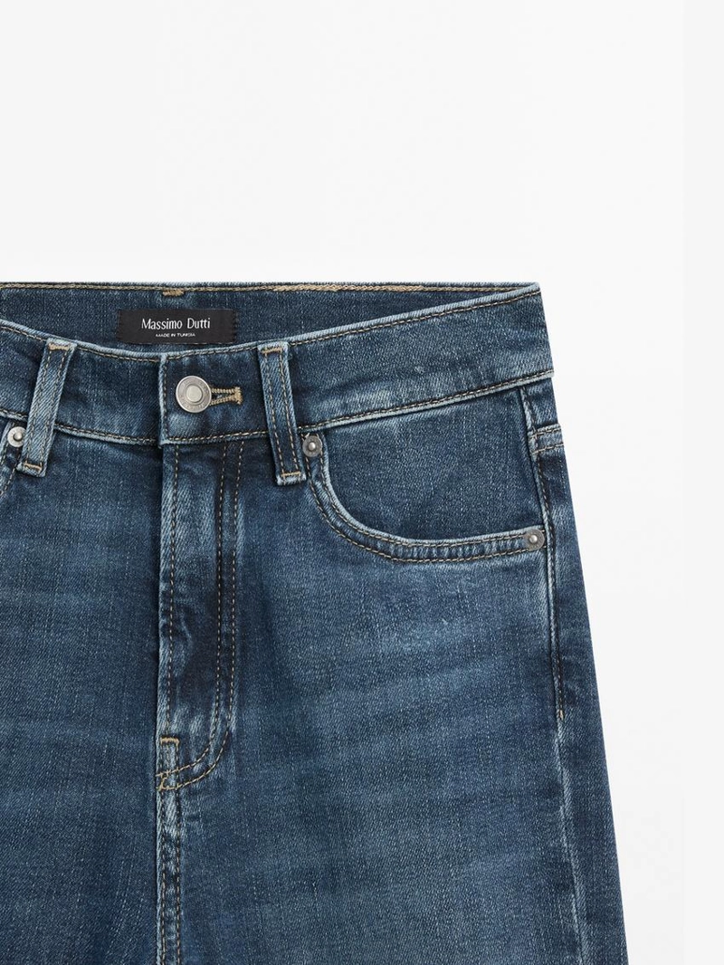 Джинсы с высокой талией и расклешенными штанинами