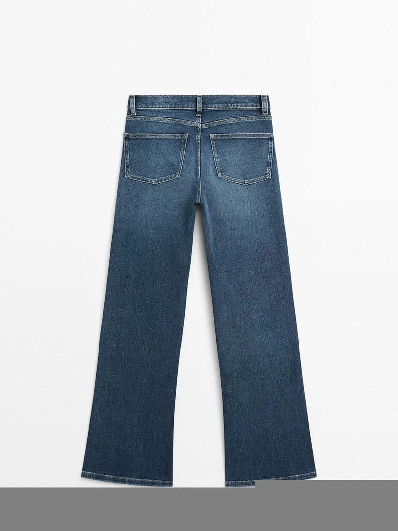 Джинсы с высокой талией и расклешенными штанинами