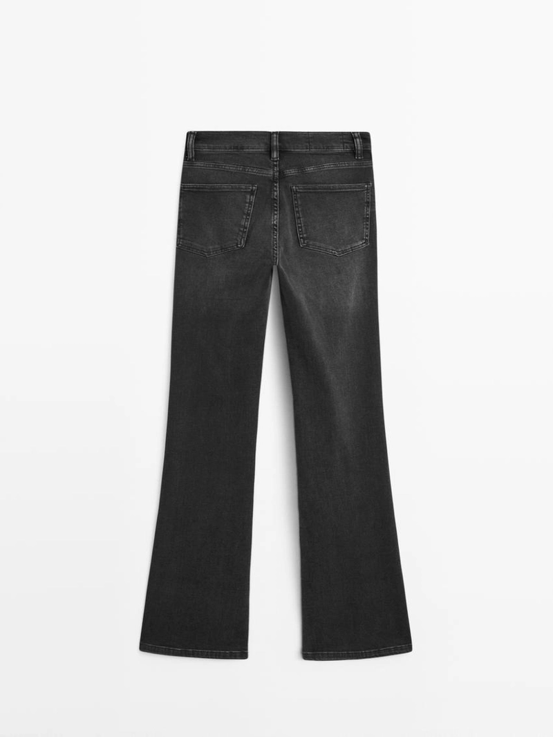 Джинсы с высокой талией и расклешенными штанинами