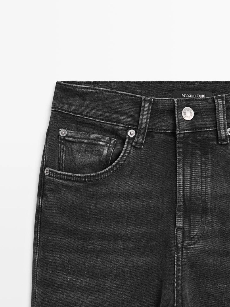 Джинсы с высокой талией и расклешенными штанинами