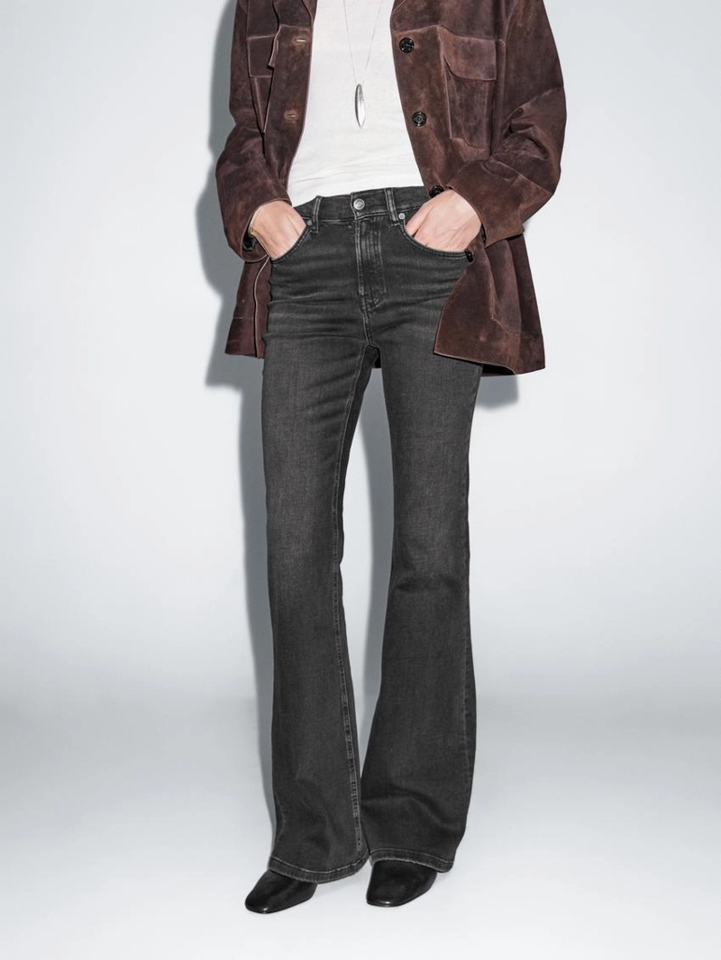 Джинсы с высокой талией и расклешенными штанинами