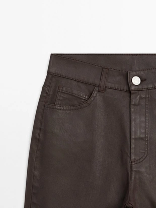 Брюки прямого кроя с высокой посадкой и восковым покрытием- Заказать в России