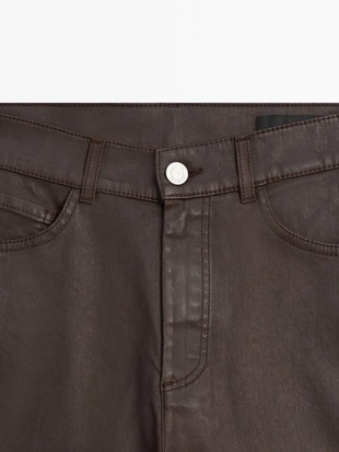 Брюки прямого кроя с высокой посадкой и восковым покрытием- Заказать в России