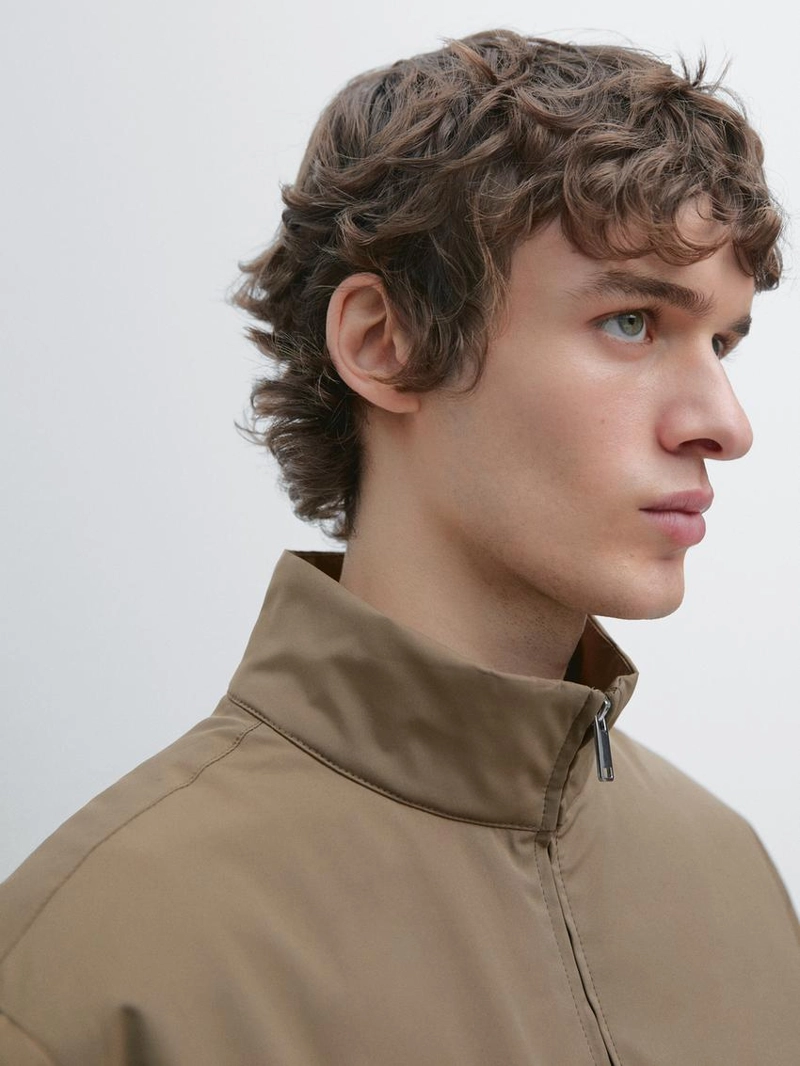 Пуховик с высоким воротником и водоотталкивающей отделкой