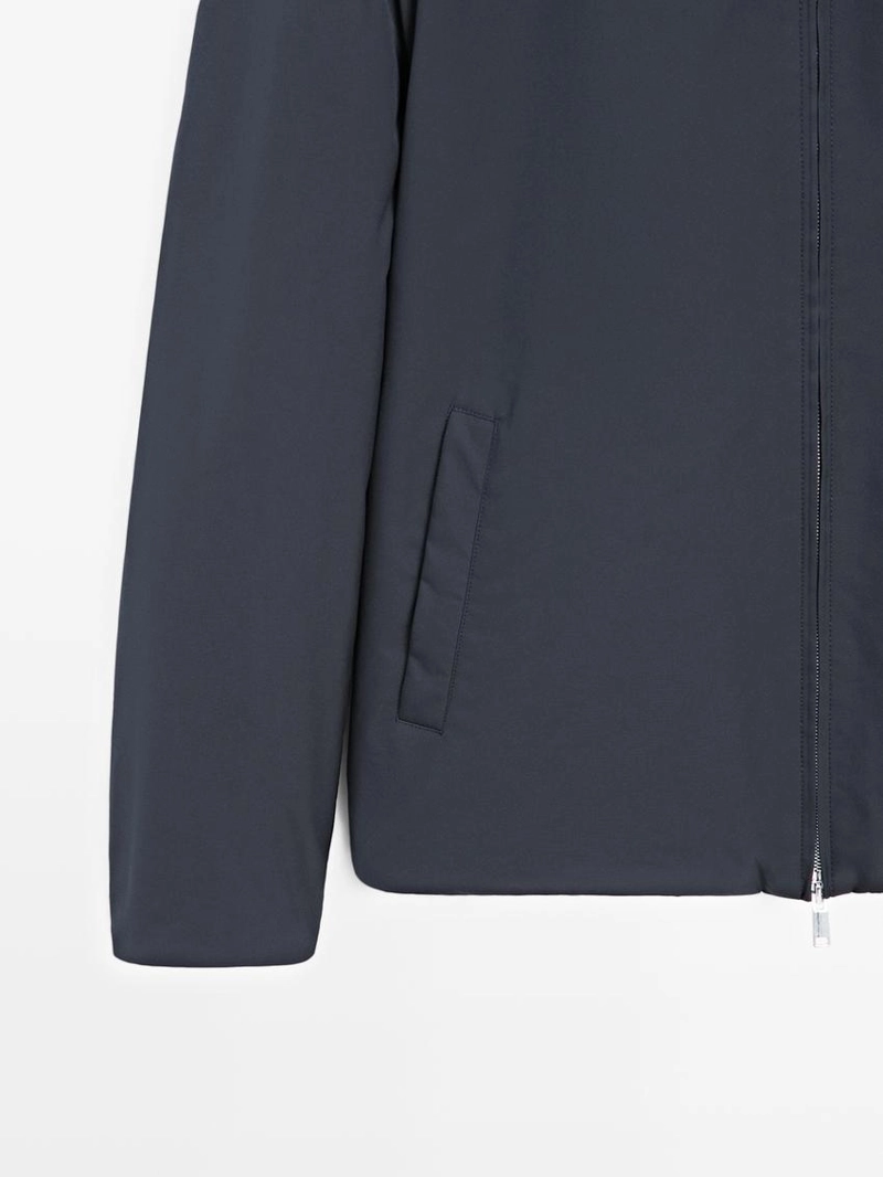 Пуховик с высоким воротником и водоотталкивающей отделкой