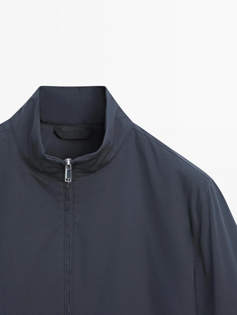 Пуховик с высоким воротником и водоотталкивающей отделкой