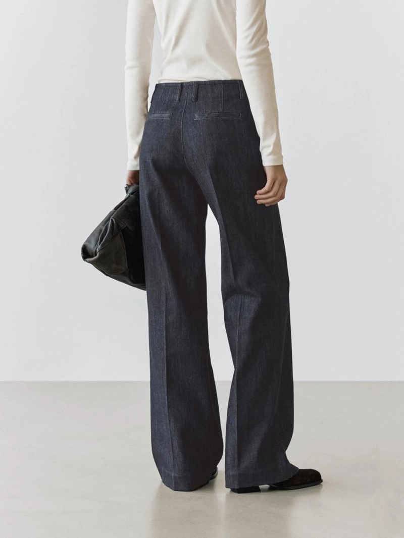 Джинсы с широкими штанинами и средней посадкой