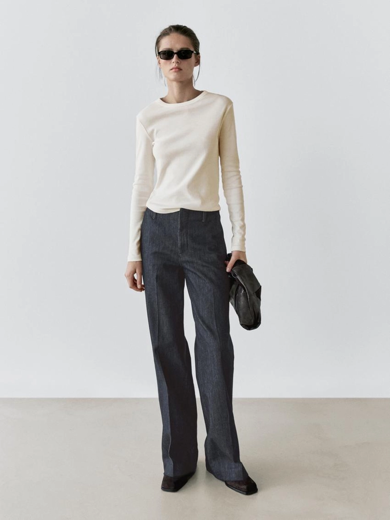 Джинсы с широкими штанинами и средней посадкой