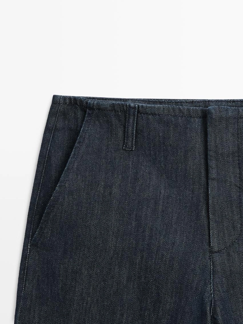 Джинсы с широкими штанинами и средней посадкой