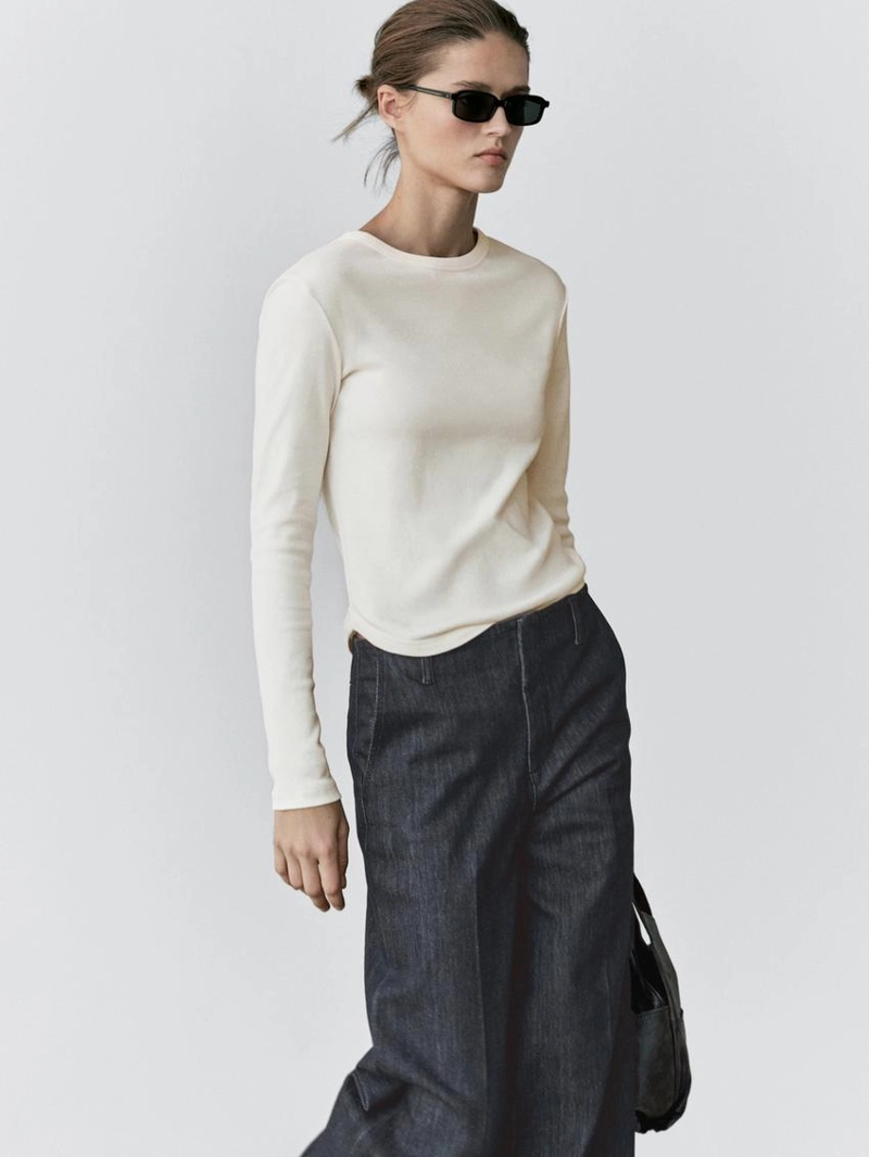 Джинсы с широкими штанинами и средней посадкой