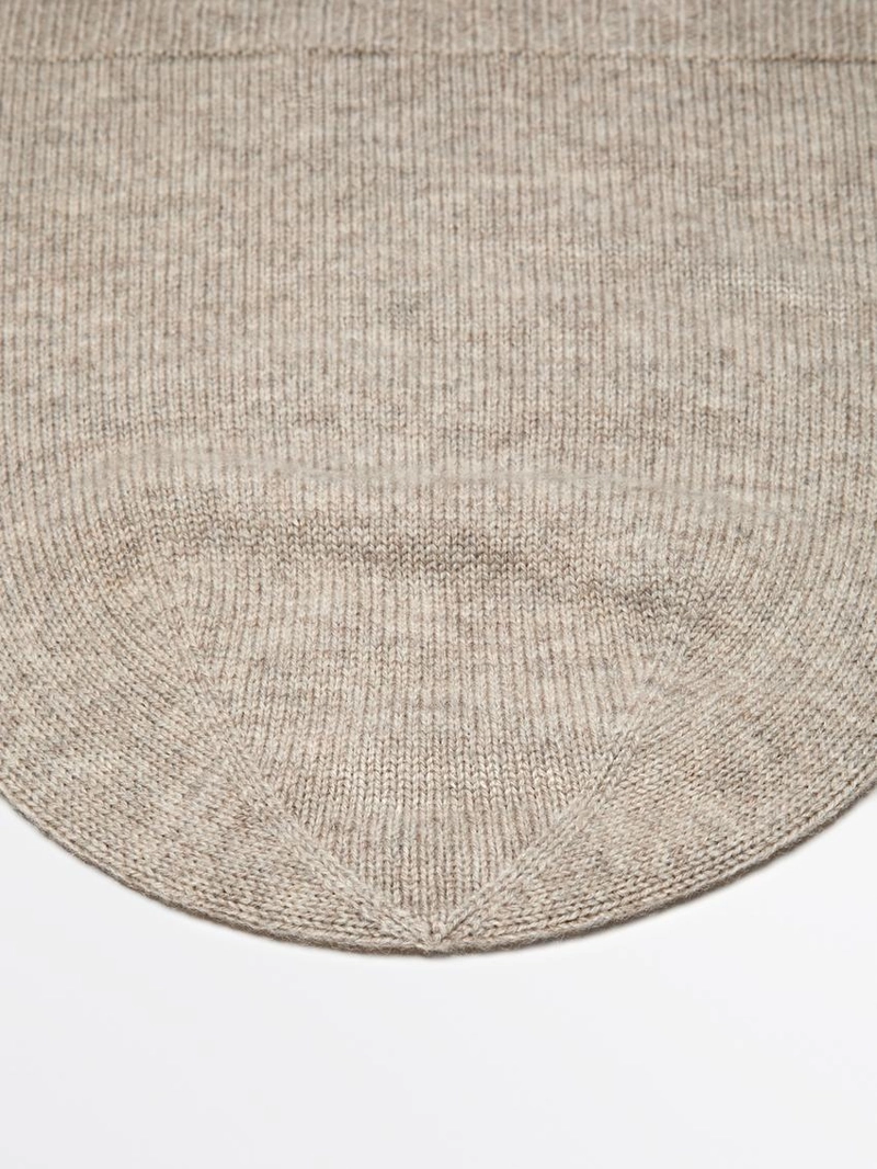 Тонкая вязаная шапка