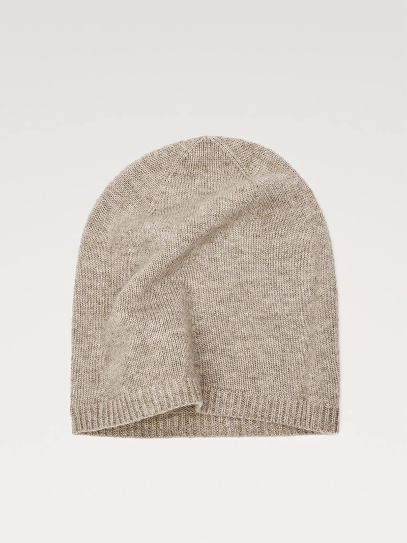 Тонкая вязаная шапка