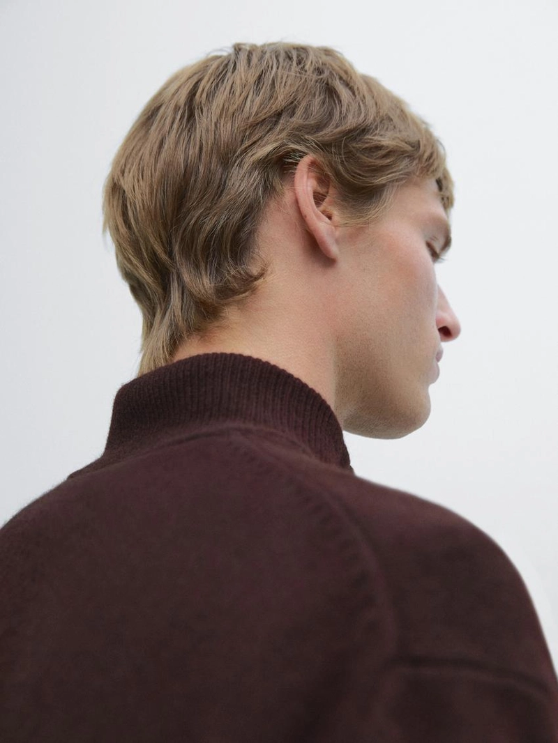 Свитер с высоким воротником и v-образным вырезом