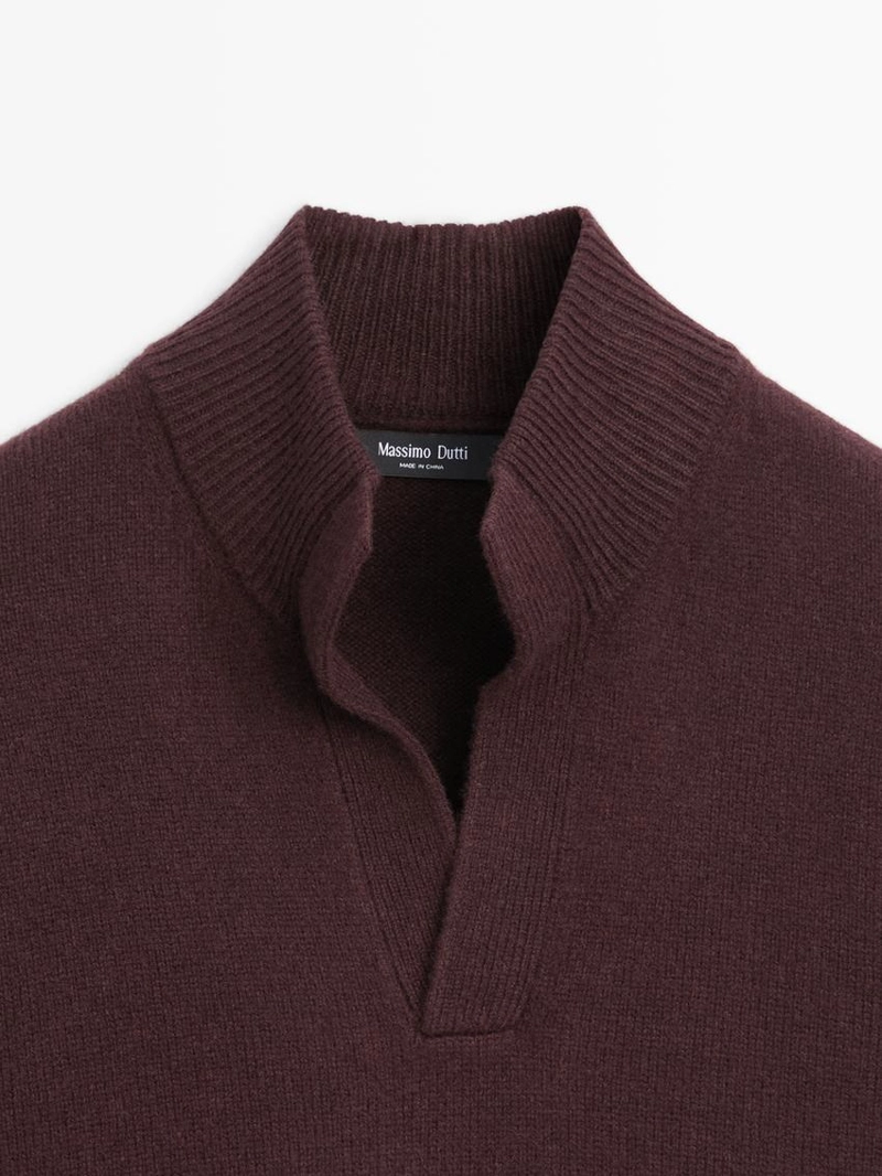 Свитер с высоким воротником и v-образным вырезом