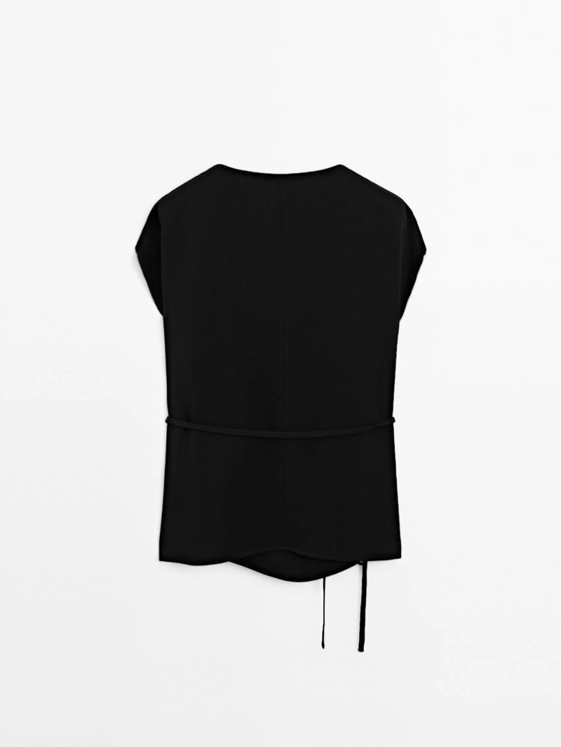 Топ из креповой ткани с драпировкой на горловине